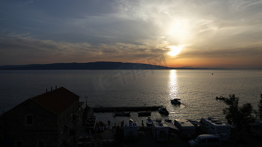亚得里亚海的夏日日落以不同的比例和色调