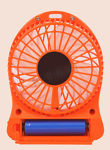 橙色扇形摄影照片_橙色迷你风扇，白色背景上的便携式风扇 USB