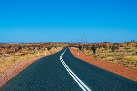 穿过红沙澳大利亚景观通往卡里吉尼国家公园的空暗道路