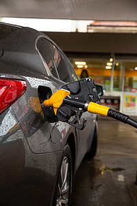 苯并摄影照片_在加油站给汽车加汽油 汽车在加油站加油。