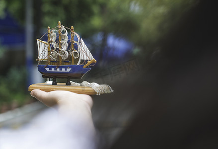 玩具帆船摄影照片_帆船模型