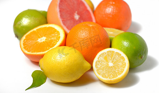 带叶子的柑橘类水果