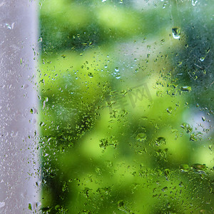 雨滴落在旧窗户上