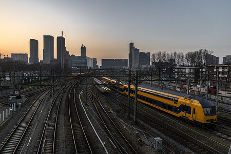 荷兰语摄影照片_火车站后面日落时刻的海牙（荷兰语为海牙）天际线