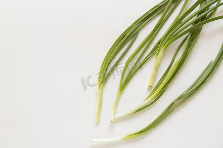 新鲜葱摄影照片_白色孤立背景上的新鲜葱。