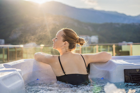 在绿色大山的背景下享受快乐旅行时刻假期生活的年轻无忧无虑的快乐微笑女人在热水浴缸中放松的肖像