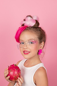 粉红色发型的漂亮女孩的特写肖像，粉红色背景上有火龙果。
