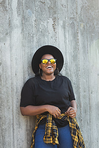 Instagram摄影照片_特写肖像时尚的年轻非洲裔美国女孩，头发卷曲，戴着时髦的太阳镜，在城市里有复制空间和广告场所-夏季嬉皮士照片与 instagram 风格
