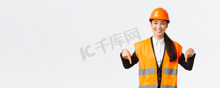 微笑开朗的建筑经理、戴着安全帽和反光服的亚洲女工程师发布公告。