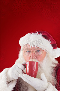 圣诞老人从红杯里喝饮料的复合图像
