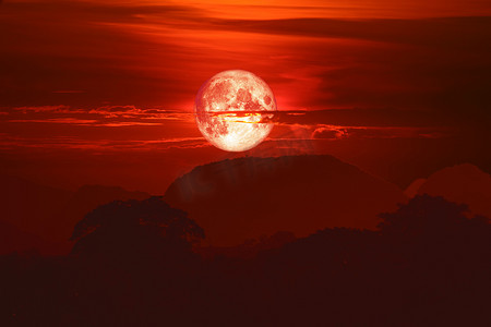 血月在夜晚红色的天空上回到剪影山