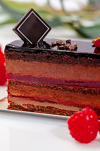 蛋糕片的特写，配巧克力海绵蛋糕、轻盈的慕斯和覆盆子酱