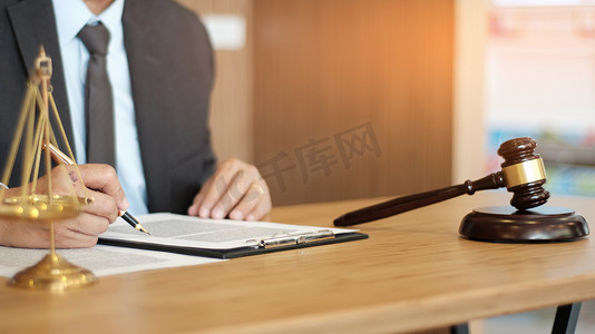 法律顾问向客户出示与给定人签署的合同