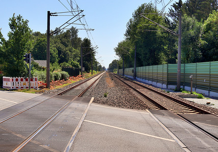 多条铁轨与火车站交界处