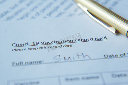 彩色背景上的疫苗接种记录卡、洗手液和面罩
