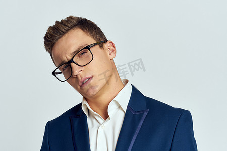 戴眼镜的商人蓝色西装裁剪视图官方浅色背景