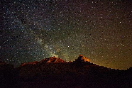 银河在沙漠与红色山脉的夜晚