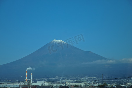 日本雄伟的富士火山秋季与城市景观