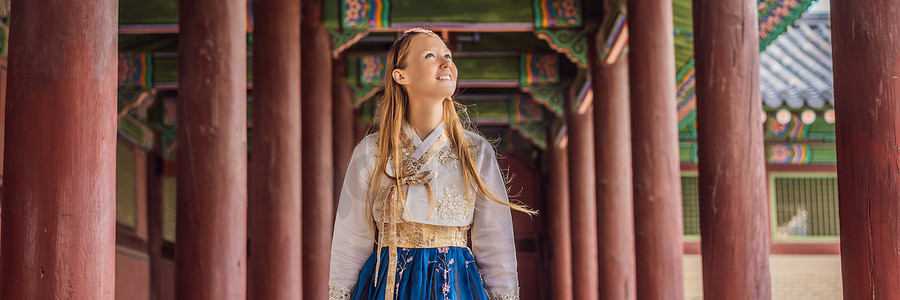 韩服图腾摄影照片_身着韩服民族韩服的年轻白人女游客到韩国旅游的概念。