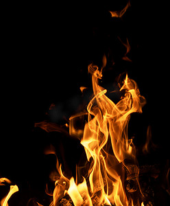 在漆黑的夜晚用阴燃的木头燃烧的火