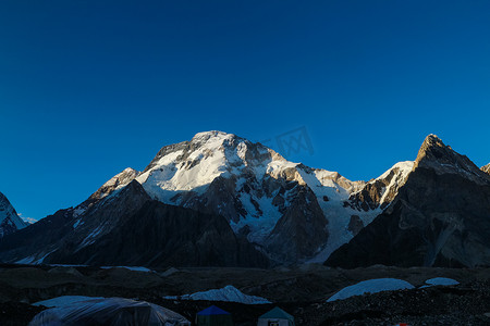 康斯摄影照片_巴基斯坦喀喇昆仑山脉康科迪亚 (Concordia) 的乔戈里峰 (K2) 和布洛阿特峰 (Broad Peak)