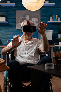 使用虚拟现实护目镜可视化 3D 模型的残疾退休艺术家肖像