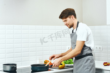 男厨师收银员围裙在厨房准备食物专业