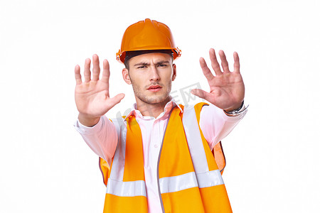穿背心的男人摄影照片_穿橙色背心的工程师摆出工作专业的姿势