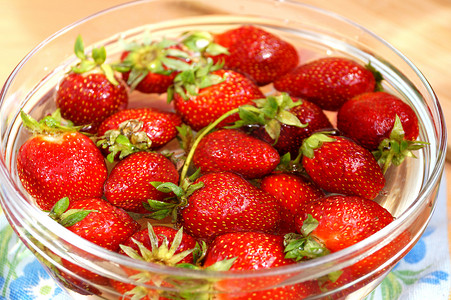 新鲜的草莓水果摄影照片_新鲜草莓与水的容量