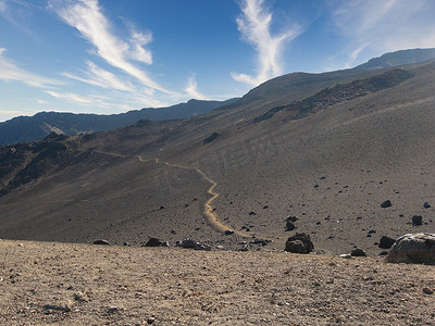 靠近哈雷阿卡拉火山山顶，徒步小径通往火山口