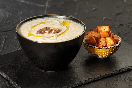 餐饮横幅摄影照片_奶油汤和面包丁。