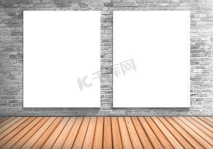 混凝土块墙上的空白框架两块白板和木质