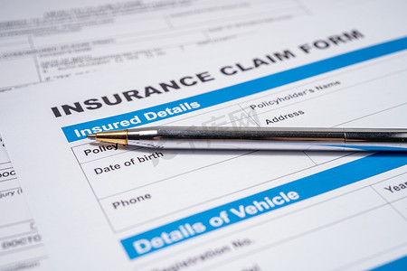 关于保险索赔事故车形式、汽车贷款、保险和租赁时间概念的笔。