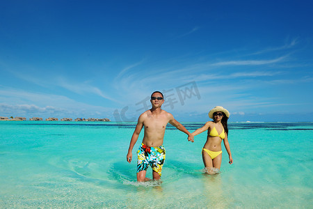 亚洲夫妇在海滩上享受夏天