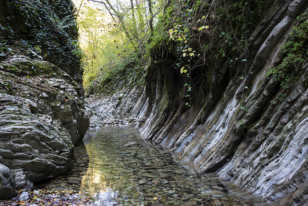 马梅多夫峡谷的夸普谢河是一条旅游路线。