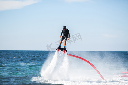 大海太阳摄影照片_海上飞板上的骑手在做高难度的特技表演。