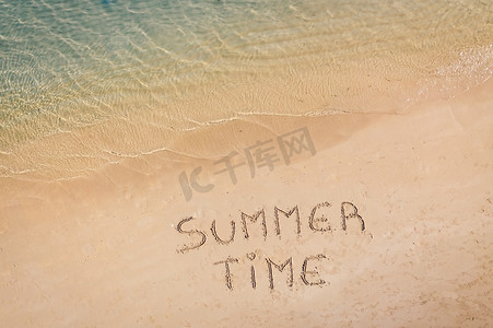 无人机拍摄沙子上的“夏令时”铭文