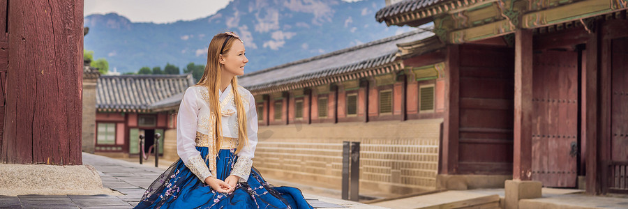 韩服女摄影照片_身着韩服的年轻白人女游客。