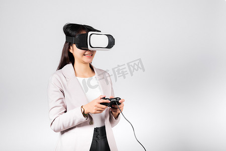 微笑女性自信兴奋地佩戴 3D VR 耳机设备并玩游戏虚拟现实体验与隔离的操纵杆