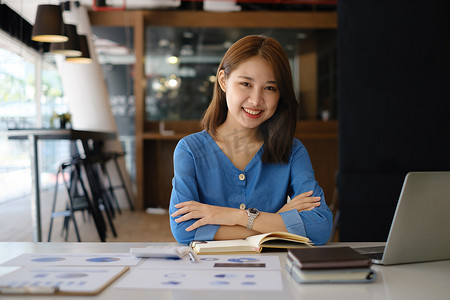 亚洲女商人或会计师，在办公桌、账户、审计和储蓄概念上有文书工作。
