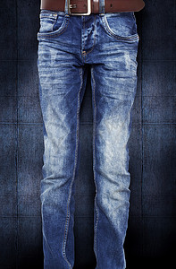 深蓝色蓝色摄影照片_青少年牛仔裤，带木质纹理背景