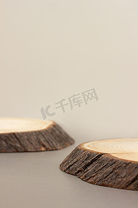 米色背景上的空木讲台极简主义。