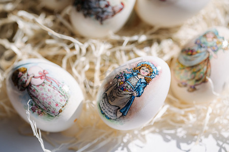 复活节鹅蛋上不同图画的特写。