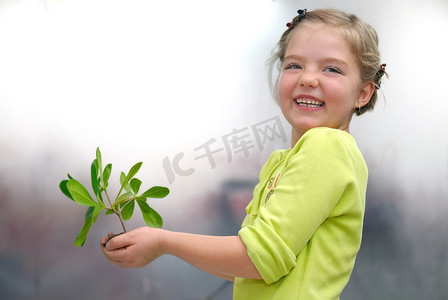 小碎花摄影照片_拿着小植物的小女孩