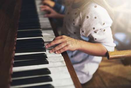 钢琴开启了童年天赋的钥匙。