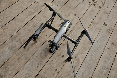 一架专业无人机站在室外的木地板上