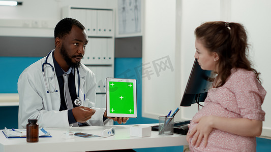 男医生展示带绿屏的平板电脑