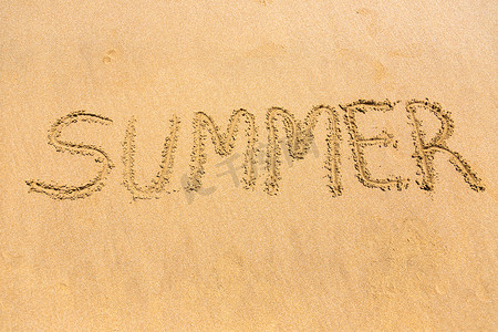 沙滩上写的夏天字