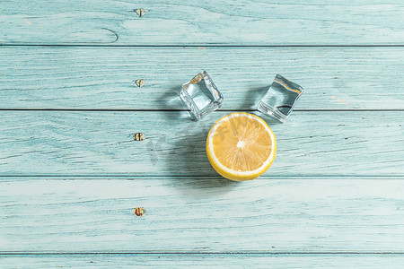水果蓝摄影照片_蓝桌上的水果柠檬，冷光背景
