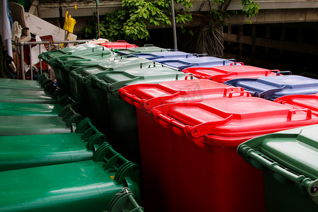 绿色、蓝色、红色垃圾箱、回收箱、垃圾桶和公立医院。
